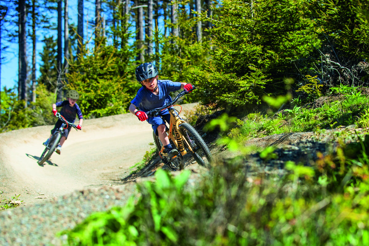 2 Jungs auf einem Eightshot Kinderfahrrad auf einem Singletrail