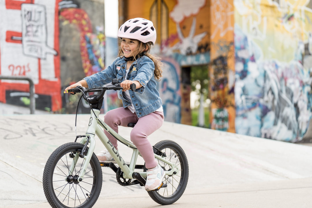 Junges Mädchen fährt auf puky ls pro Kinderfahrrad